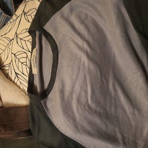 A moto size xs but it seems bigger..Grey and hunter green